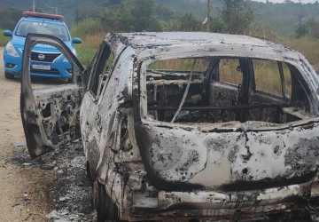 Corpo carbonizado é encontrado dentro de carro em Maricá veículo