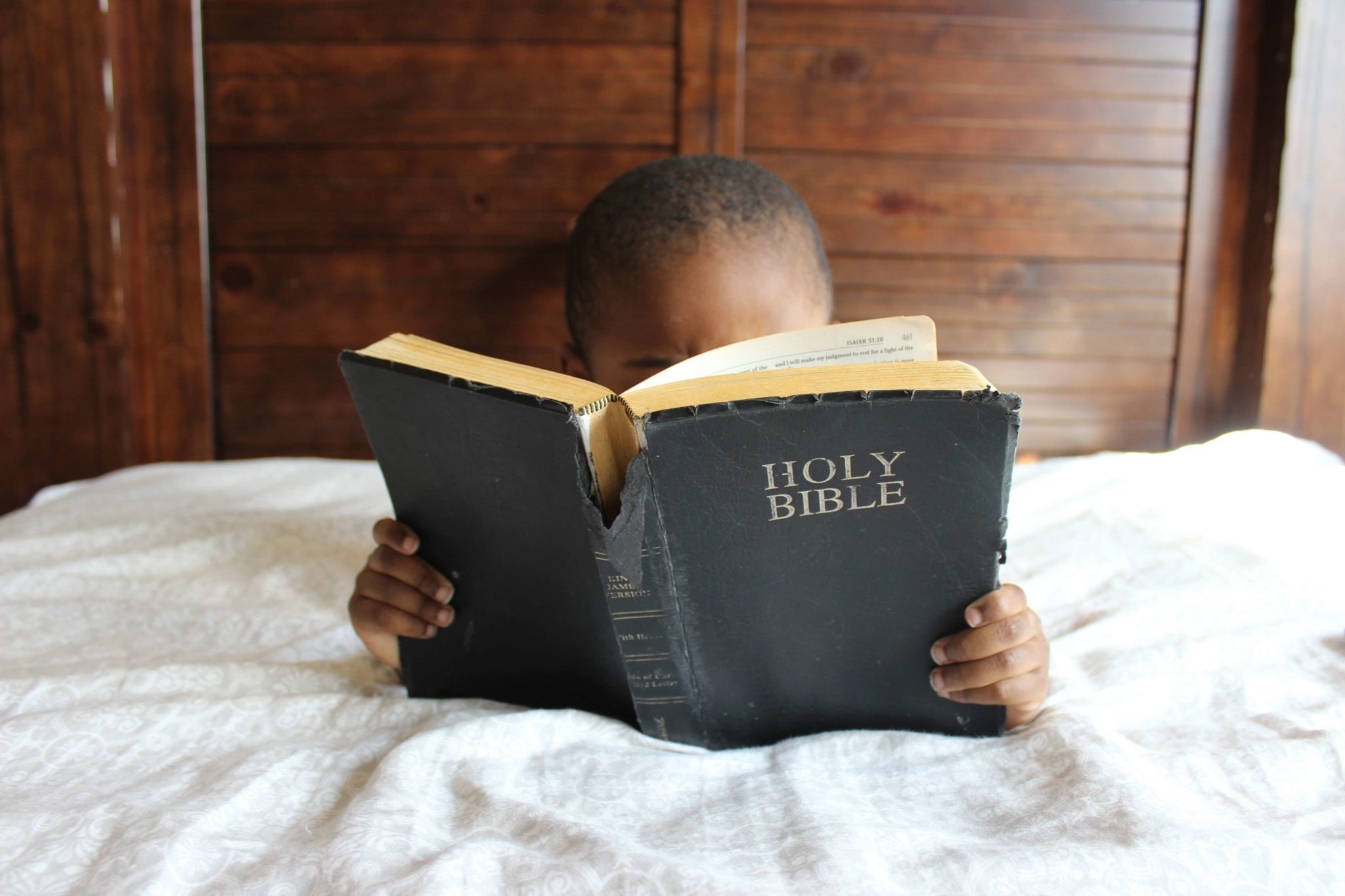 Foto de nappy: https://www.pexels.com/pt-br/foto/foto-de-crianca-lendo-a-biblia-sagrada-935944/