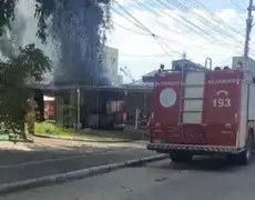 Incêndio em trailer mobiliza bombeiros no Centro de Maricá