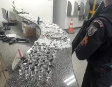 Homem é preso com grande quantidade de drogas após troca de tiros em Maricá