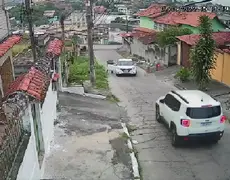 Criminosos armados de fuzis aterrorizam bairros de São Gonçalo; Veja Vídeo