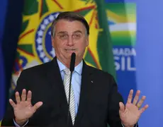Bolsonaro afirma que segue confiando em ex-ministro investigado