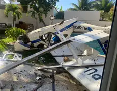 Avião cai em condomínio residencial na Barra e deixa feridos