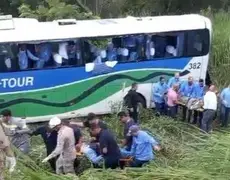 Ônibus capota na BR-101 e deixa 25 feridos no Rio; cinco em estado grave 