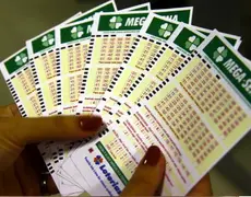 Mega-Sena realiza o sorteio de um prêmio acumulado, que pode chegar a R$ 72 milhões