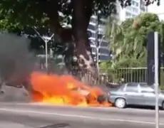 Carro pega fogo e cria pânico na Praia de Icaraí, em Niterói 