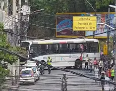 Acidente grave envolvendo dois ônibus deixou duas mulheres feridas no Rio 
