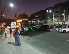Acidente envolvendo carro e ônibus deixa trânsito complicado em São Gonçalo