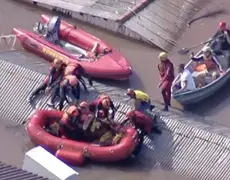 Cavalo é resgatado após ficar 4 dias em cima de telhado no RS