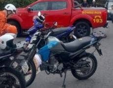 Mulher fica ferida em acidente de trânsito envolvendo motocicleta e carro em Niterói