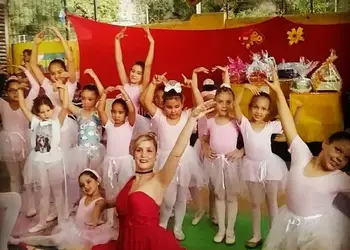 Vida de crianças de baixa renda é transformada através do projeto Dança Para Todos.