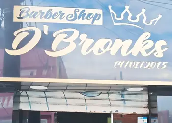 Julio César D'Bronks é o barbeiro dos crias da Zona Norte de São Paulo.