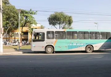 Homem é preso após tentar assaltar ônibus com arma de brinquedo em São Gonçalo