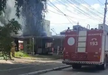 Incêndio em trailer mobiliza bombeiros no Centro de Maricá