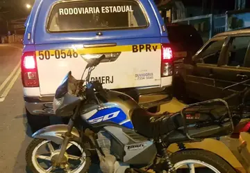 Mototaxista e passageiro são presos com moto roubada e arma falsa na RJ-106, em São Gonçalo 