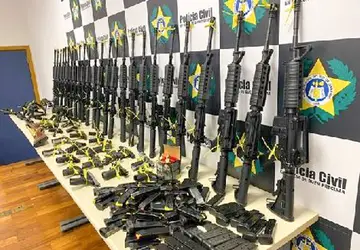 Operação policial apreende mais de 50 armas na Zona Norte do Rio