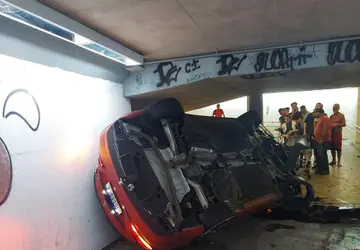 Motorista morre após perder o controle e invadir estação do BRT