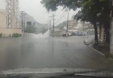 Chuva forte causa alagamentos em diferentes pontos de São Gonçalo
