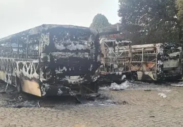 VÍDEO: Incêndio destrói ônibus e bombeiros impedem que fogo se alastre em garagem