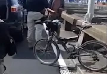 Homem é flagrado andando de bicicleta na Ponte Rio-Niterói