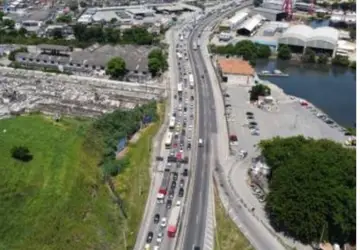 Motoristas enfrentam mais de 10km de lentidão na BR-101, em São Gonçalo
