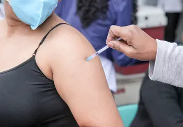 Anvisa prorroga por 1 ano uso emergencial de vacinas contra a covid-19