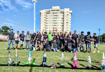 Estudantes de Itaboraí lançam 'foguetes' e desenvolvem pensamento científico