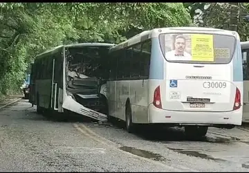 Colisão entre ônibus deixa passageiros e motoristas feridos; Veja vídeo 