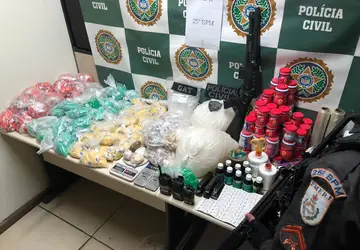 Dupla é presa com grande quantidade de material do tráfico de drogas em Araruama
