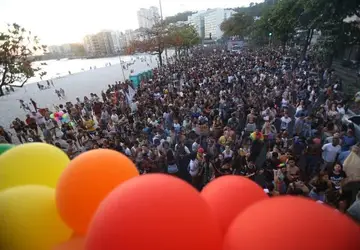 Jovem morre esfaqueado na Parada Gay de Icaraí, travesti é presa