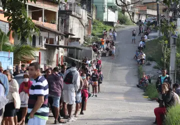 Moradores passam madrugadas em filas quilométricas para conseguir atendimento no Cras em São Gonçalo