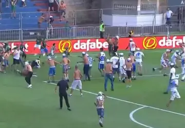  VÍDEO: Torcedores do Cruzeiro e Coritiba invadem campo e brigam em final de jogo