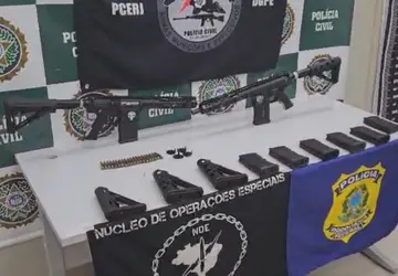 Motorista é preso com fuzis, carregadores e dezenas de munições na BR-101, em São Gonçalo 
