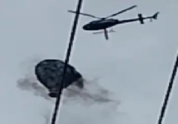 Helicóptero da PM derruba balão que tinha acabado decolar no Caramujo, em Niterói; VÍDEO