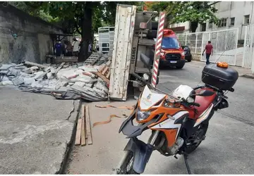 Caminhão tomba e deixa homem ferido no Fonseca, em Niterói