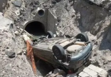 Motorista de aplicativo cai com o carro dentro de cratera onde era realizada obra da Prefeitura do Rio