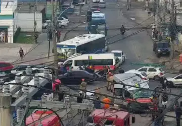 Passageiros de van morrem durante acidente com ônibus no Rio