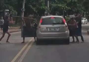 Briga entre usuários de drogas termina com motorista atacado no meio da rua em São Gonçalo