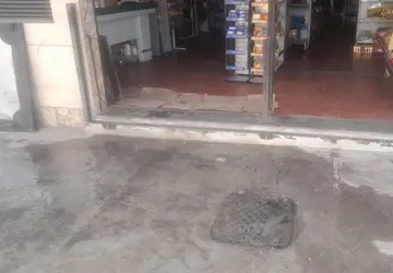 Comerciantes sofrem com esgoto na porta de lojas no Largo do Barradas, em Niterói