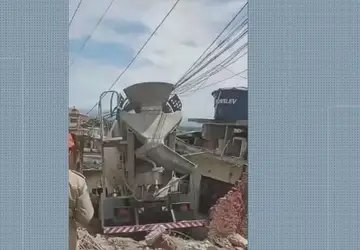 Caminhão com mais de duas toneladas invade e destrói casa na Baixada