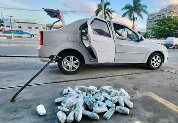 Motorista é preso transportando drogas avaliadas em R$ 50 mil em fundo falso de carro 
