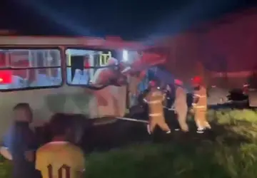 Acidente entre ônibus e carreta deixa feridos na BR-116, em Barra Mansa; vídeo 