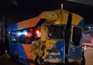 Acidente entre van e caminhão deixa 14 feridos na BR-116, em Duque de Caxias