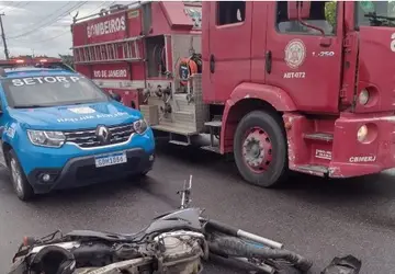 Região dos Lagos: acidente entre moto e carro deixa mortos em Saquarema 