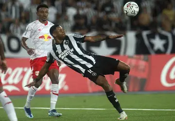 Júnior Santos brilha, Botafogo vence Bragantino por 2 a 1