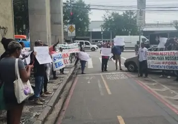 Moradores de Niterói fazem protesto em frente a sede da Enel por conta de 4 dias sem luz 