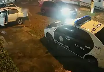 Bandidos tentam roubar carro na Zona Oeste do Rio, próximo a uma viatura policial da delegacia de São Gonçalo; VÍDEO