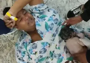 Grávida tem bebê em recepção de um hospital em Duque de Caxias