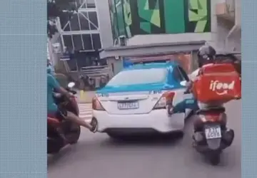 Viatura do batalhão de São Gonçalo é empurrada por motociclistas após apresentar pane elétrica