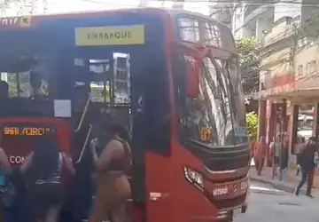 Homem entra embaixo de ônibus e impede viagem de passageiros em Niterói